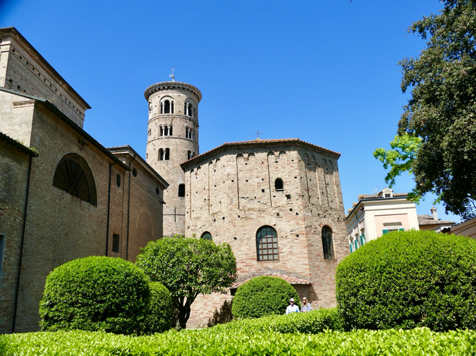 Baptisterium und Campanile von St. Appolinare
