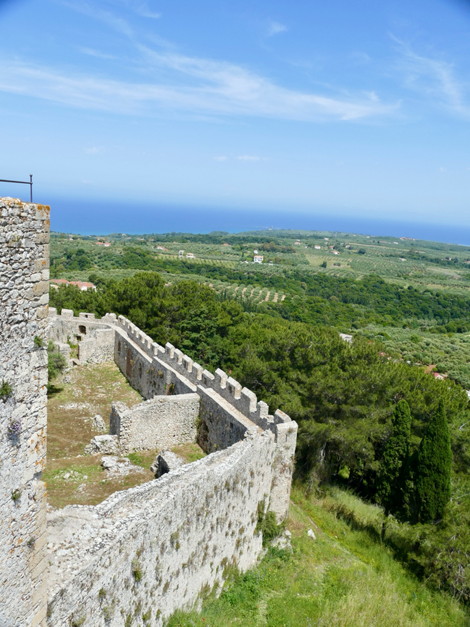 Blick von oben über Land und Meer