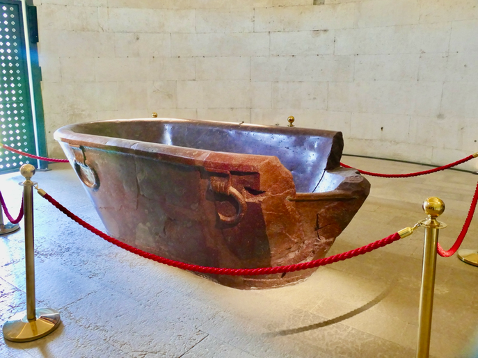 Nein, nicht die Badewanne, es ist der Sarkophag des Königs.