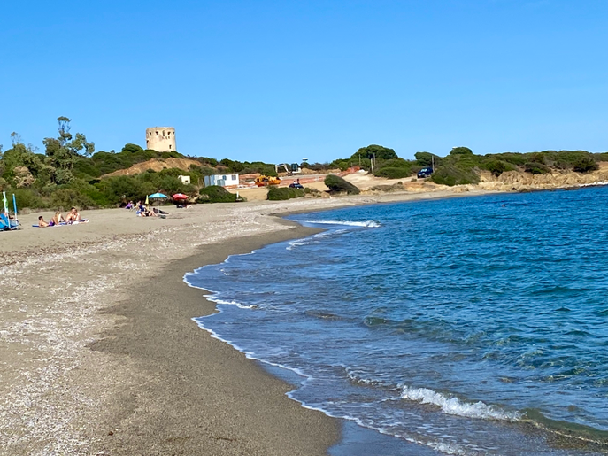 Strand von Porto Corallo, im Hintergrund der Torre Spagnola