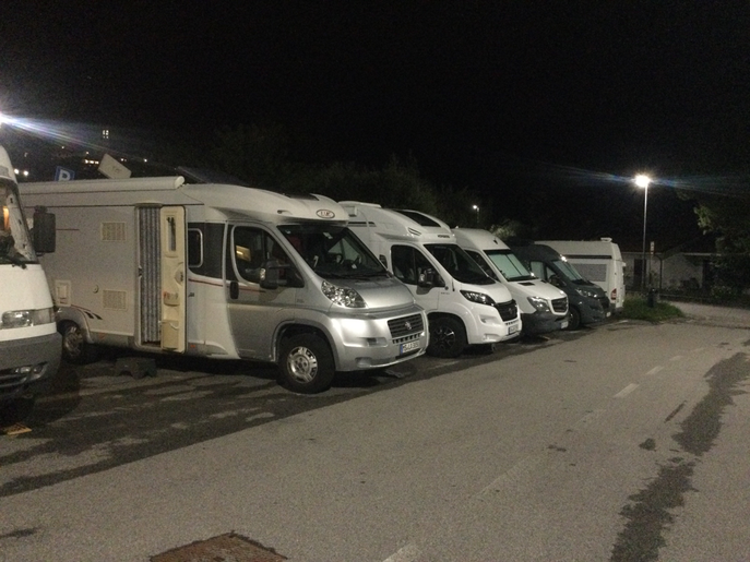 Der Stellplatz ist schon belegt, wir stehen auf dem Parkplatz vor der Tür.