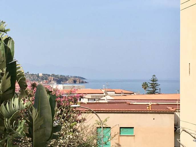 Blick auf‘s Meer über die Dächer von Cefalù 