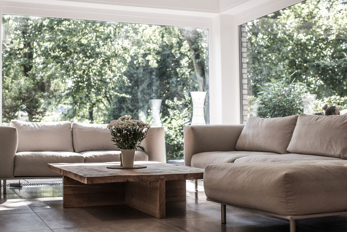Gemütliche Wohnzimmereinrichtung mit Designer Couchtisch