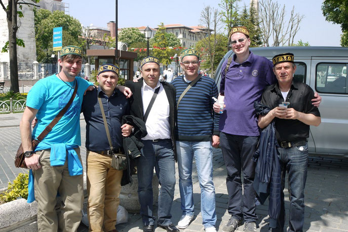 Sechs Männer mit türkischen Gebetsmützen in Istanbul