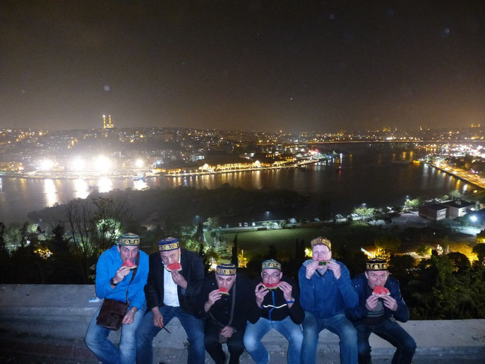 Sechs Männer auf einer Mauer über dem Bosporus