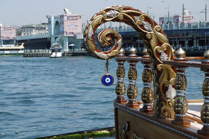 Das Auge der Fatima an einem Schiff auf dem Bosporus