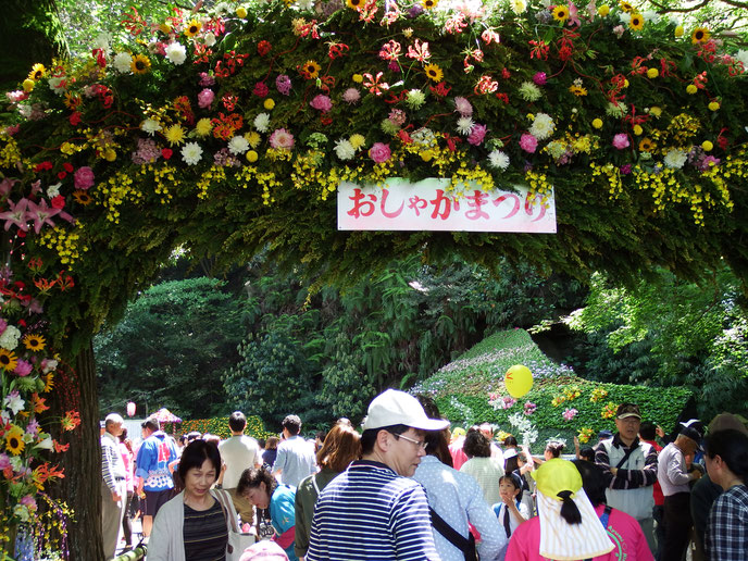 宝満寺の花門。境内も花で飾られ、メインステージなども設置されている