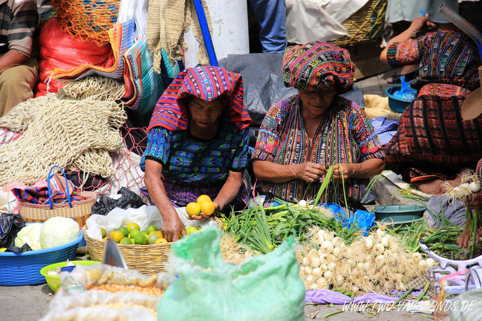 SONNTAGS-MARKT IN PANAJACHEL