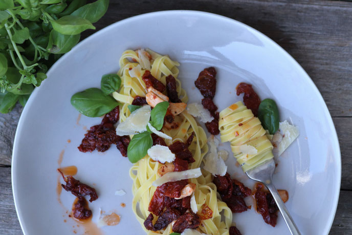 Nudeln mit getrockneten Tomaten und Knoblauch