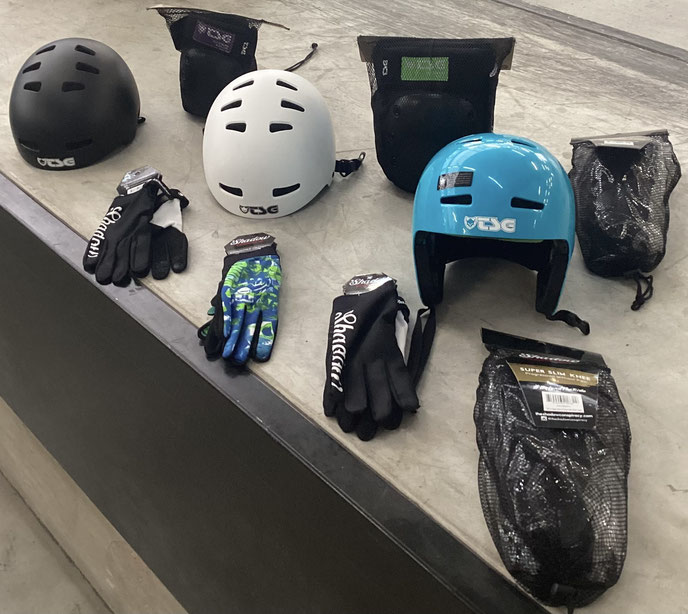 Wir haben einige neue Helme, Handschuhe und Schoner im Store. Kommt gerne vorbei, wir helfen euch gerne bei der Suche nach der Perfekten Schutzausrüstung!