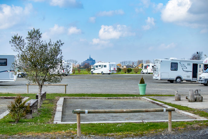 Ll'aire de camping-car/camping à la ferme de La Bidonnière à Ardevon, et vue du Mont-Saint-Michel