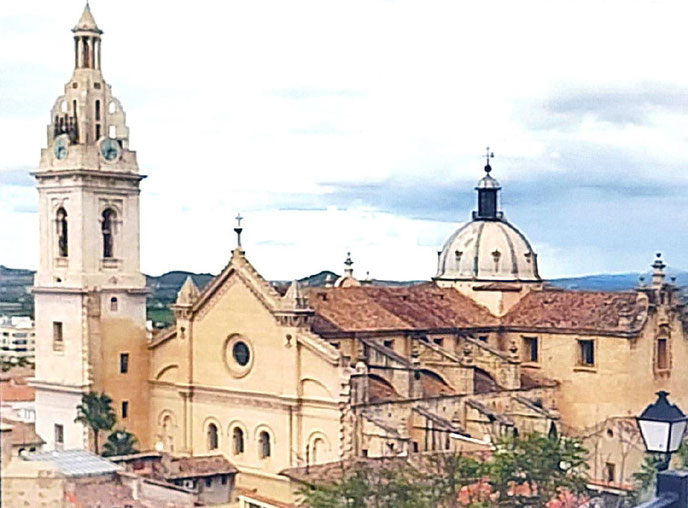 La Colegiata Basílica de Santa María de Játiva.El edificio actual comenzó a construirse en 1598 con el objetivo de igualar en grandeza a una catedral. Las obras se prolongaron durante casi 350 años.