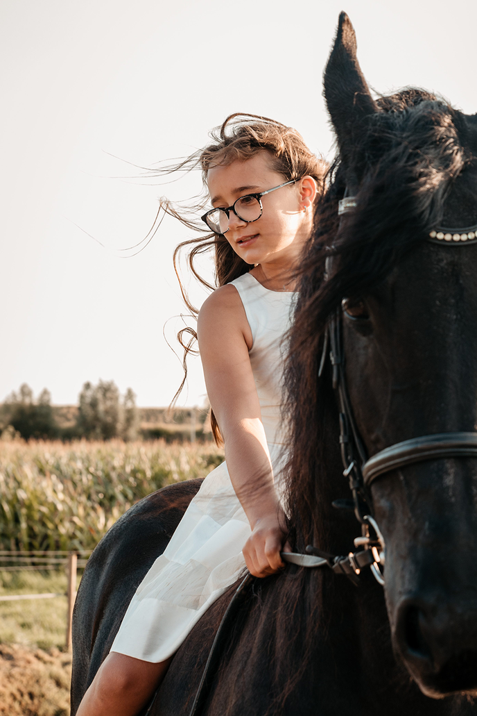 dromerige foto van meisje op haar paard met de haren in de wind-vormsel-communiefotografie-by Fotografils-fotograaf in Essen