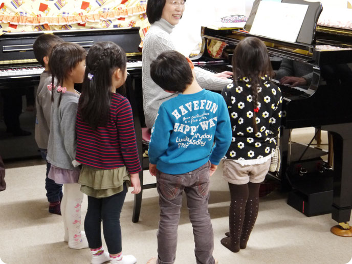 【写真】幼児のための音楽基礎コース「どれみ科」レッスンの様子（新潟市秋葉区の音楽教室スタジアス）