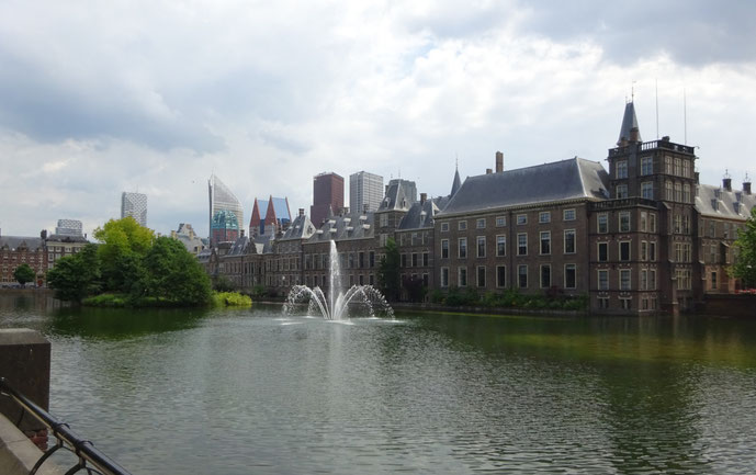 Das niederländische Parlamentsgebäude, traditionell von Wasser umgeben