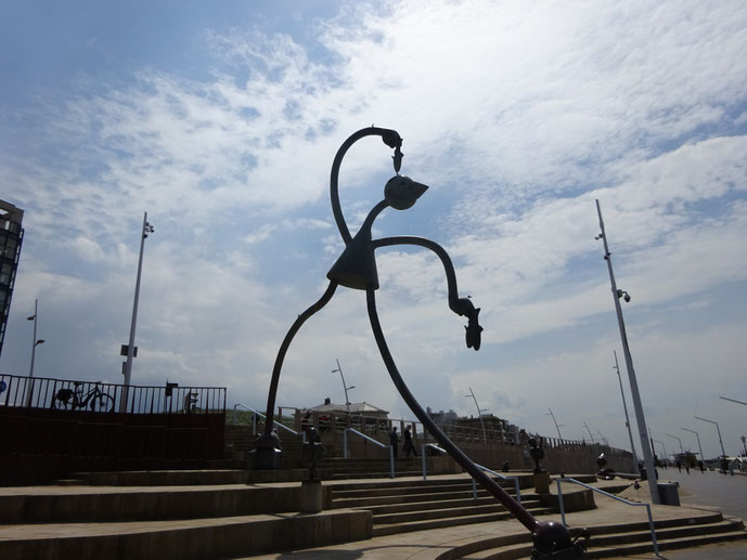 Lustige Kunstwerke an der Seepromenade von Nord-Scheveningen