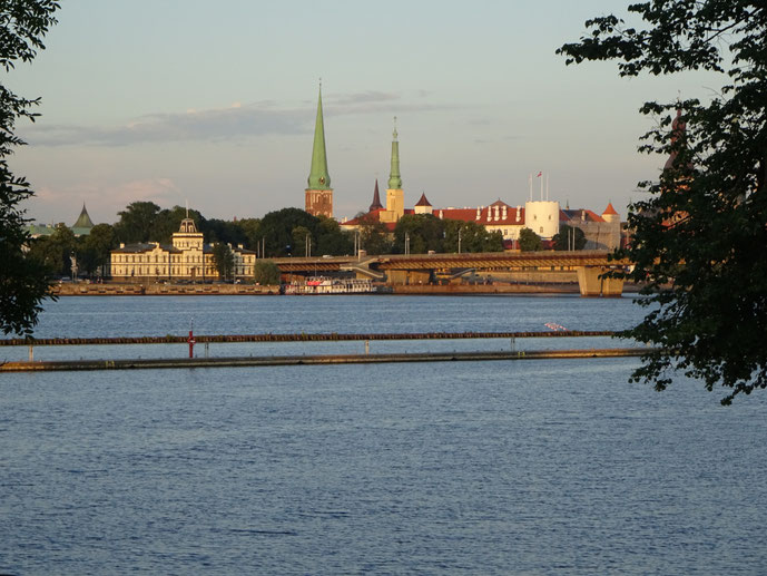 Abendlicher Blick von unserem Yachthafen auf Riga