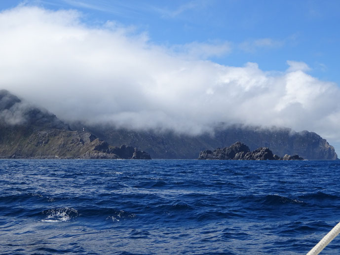 Das Cabo Ortegal: riesige Nebelwolken "fallen" die schroffe Küste runter