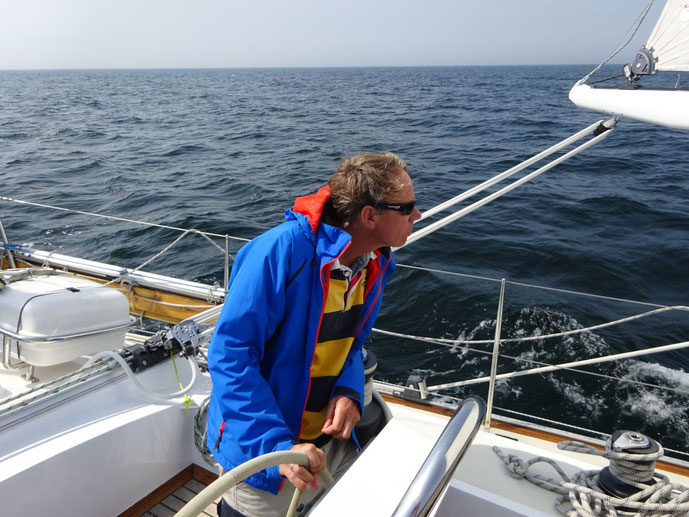 Konzentrierte Sichtnavigation in die Anfahrt von Mariehamn