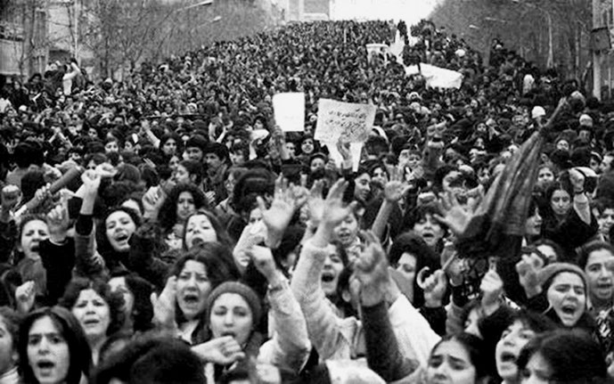 Den feministiske bevægelse på gaden i Iran 1979. Kommunistpartiet (Hizb-i Tude-yi İran) og mange ml-grupper nægtede at støtte bevægelsen, da de mente, den ville splitte den "antiimperialistiske enhed" med Ayatollah Khomeini's tilhængere ...  