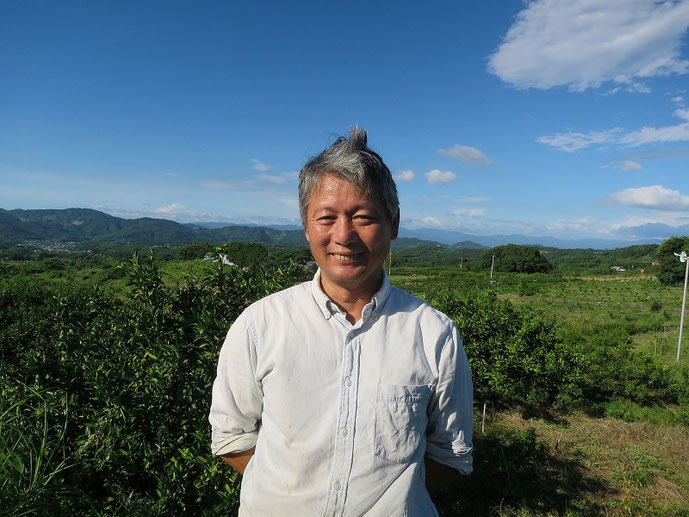 自然栽培のみかん農家、池田道明さんとみかん畑の写真