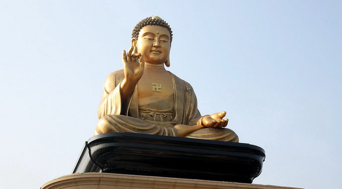 Buddha Statue Auszeit mit ü50 Meditieren hilft beim Entspannen