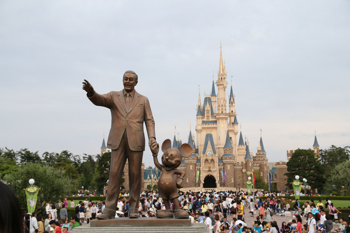 ディズニーランド パートナーズ像