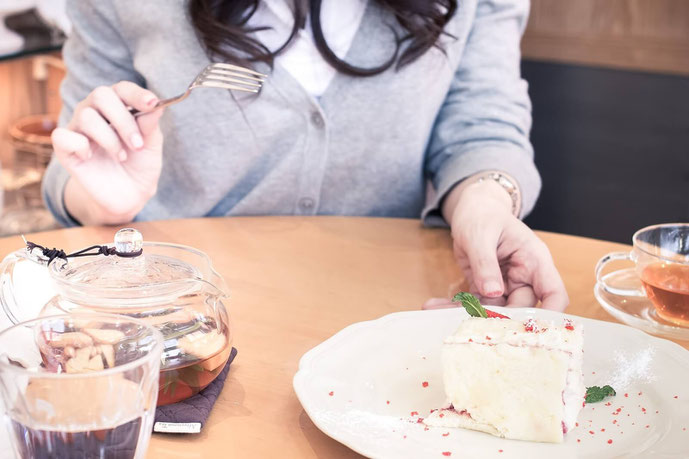 食事をする女性