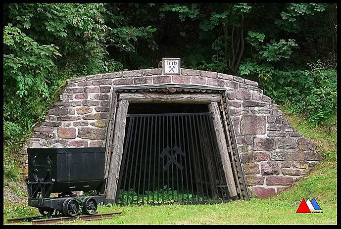 Oude gesloten mijnschacht ter herinnering  bij Manebach am Rennsteig Thüringen  foto auteur (2016).