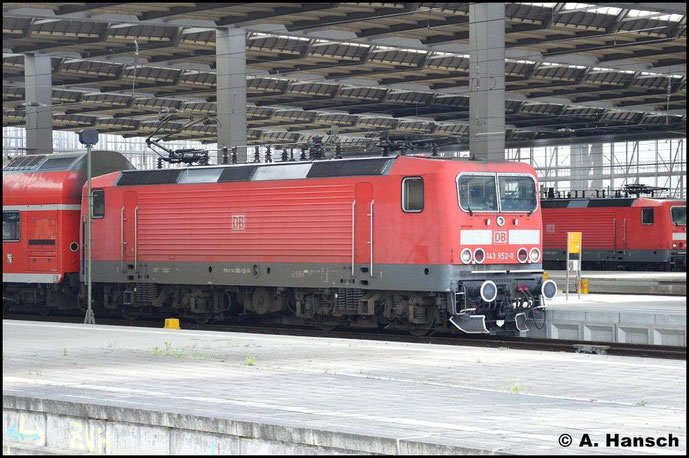 Am 8. April 2016 ist 143 952-0 wieder neu verziert. Lampenringe, Pufferringe und sogar Schneeschieber sind weiß bemalt und verleihen der Lok ein ganz neues Gesicht. In Chemnitz Hbf. entstand dieses Bild