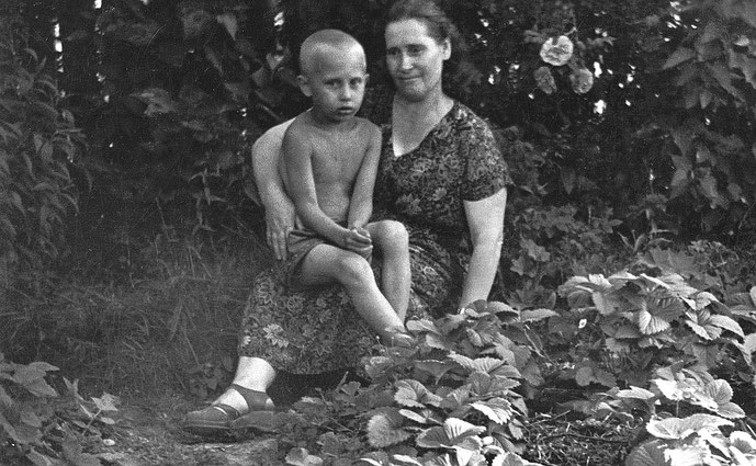 Putin 1958 mit seiner Mutter, Bildquelle: kremlin.ru