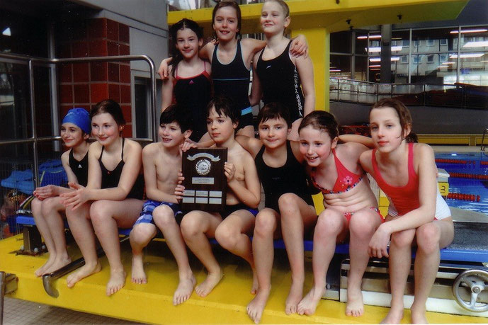 Foto: Die Breckenheimer Schulschwimmmannschaft mit dem Wanderpreis
