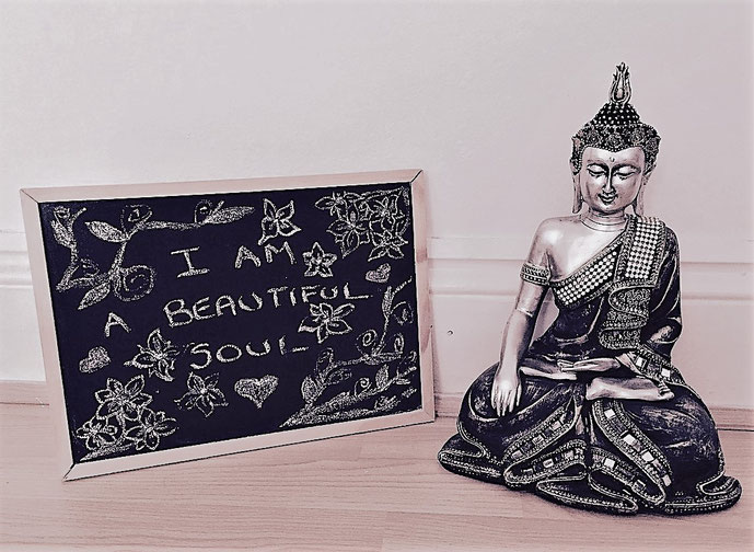 Soulfeelings schreibt in diesem Beitrag über kreatives Schreiben, ihre Liebe zur Poesie und die heilsame Wirkung, die dasHinausschreiben des inneren Schmerzes zur Linderung führen kann. #Blogartikel #lieberfrei