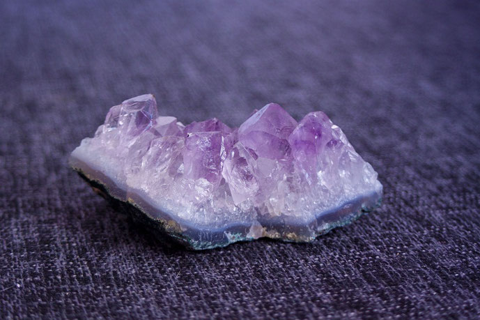 Heilsteine, Heilen mit Steinen,  Bedeutung Amethyst #Heilsteine #seelebaumelt #Amethyst