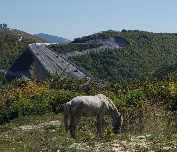 50% kosovarisches Jahresbudget 2013 für diese Autobahn, die keiner braucht!