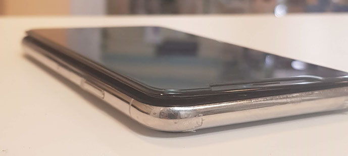 修理後すぐに画面が浮いたiPhoneX
