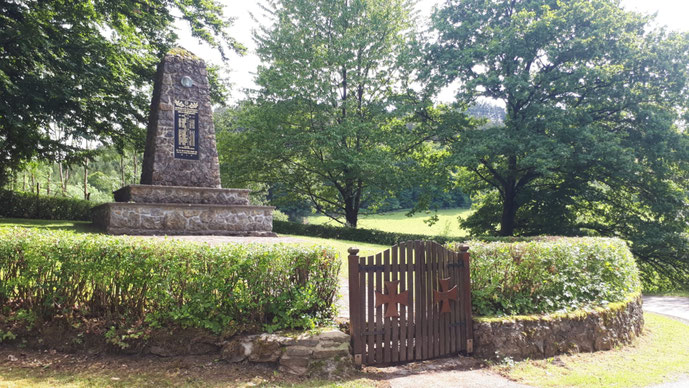 Das Ehrenmal oberhalb von Obersalwey, gewidmet den gefallenen und vermissten Kriegern des Dorfes beider Weltkriege