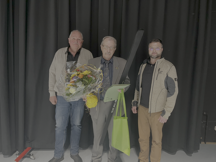 Der neue 2. Vorsitzende Stefan Becker (links) und der neue Vorsitzende Dirk Brauer (rechts) ehren Jürgen Schwarz, der sein Amt als Vorsitzender nach 28 Jahren abgab.