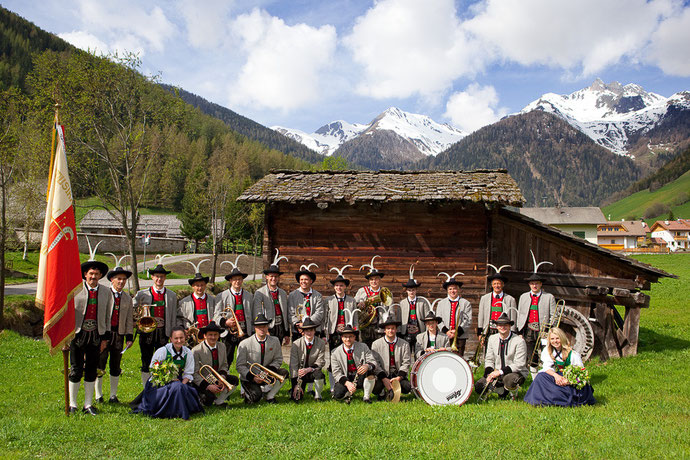 Musikkapelle Weißenbach im Tauferer Ahrntal anlässlich der Erstkommunionfeier 2009 in der Weißenbacher Pfarrkirche