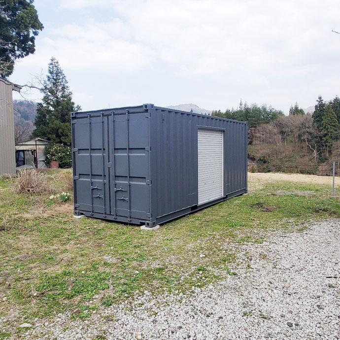 富山県富山市 中古コンテナ20ftグレー･1800シャッター･ブロック設置