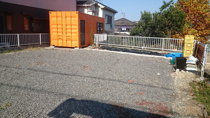 大阪府堺市 中古コンテナ20ftドア・窓・オレンジ色納品