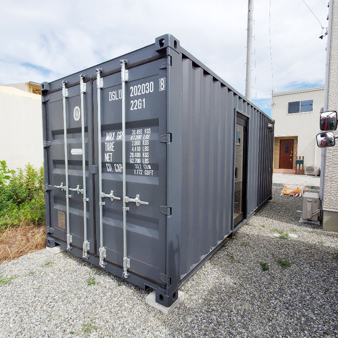 静岡県浜松市 NEWVANコンテナ20ft内装断熱・OSB貼り・電気工事他納品