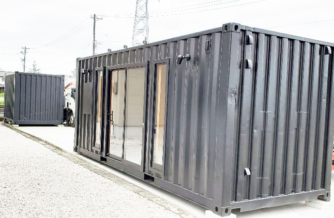 富山県富山市 中古コンテナ20ftブラック塗装OSB仕様設置