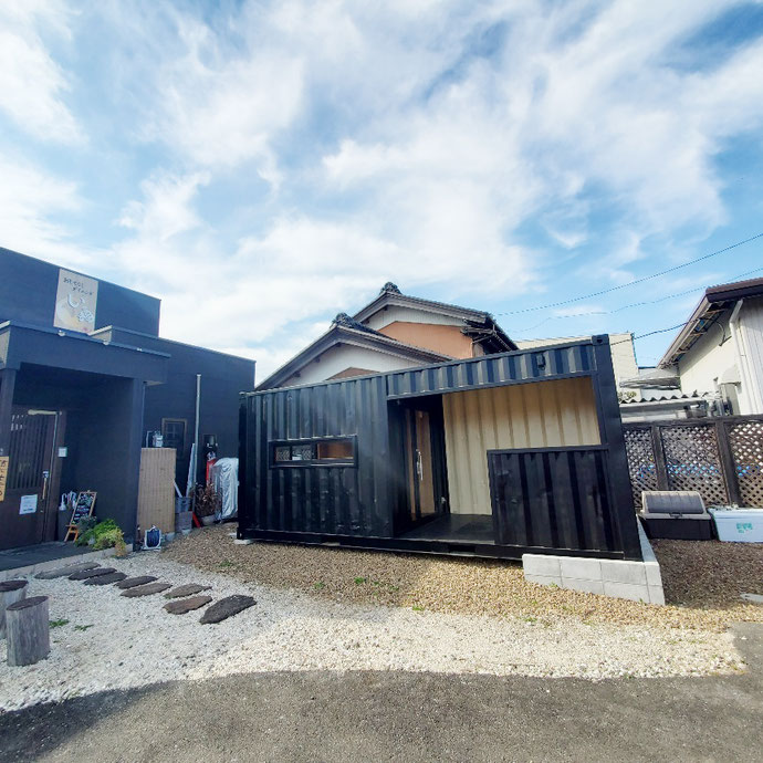 岐阜市岩地 中古コンテナ20ft店舗風改造品設置