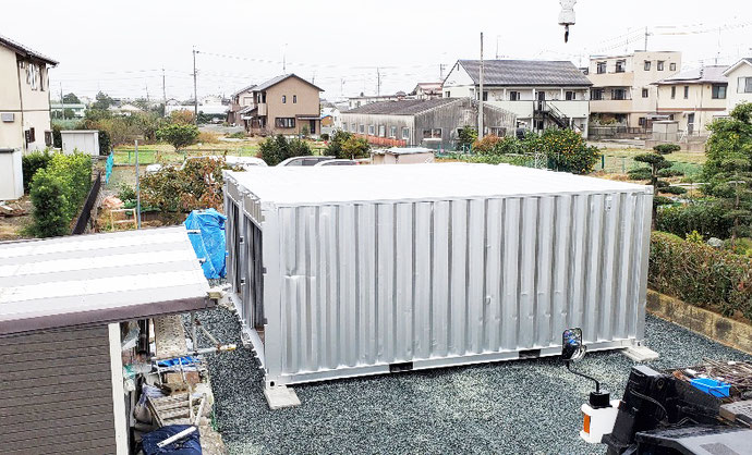 静岡県浜松市 中古コンテナ20ft観音側シャッター2本･ベニヤ張り1本設置