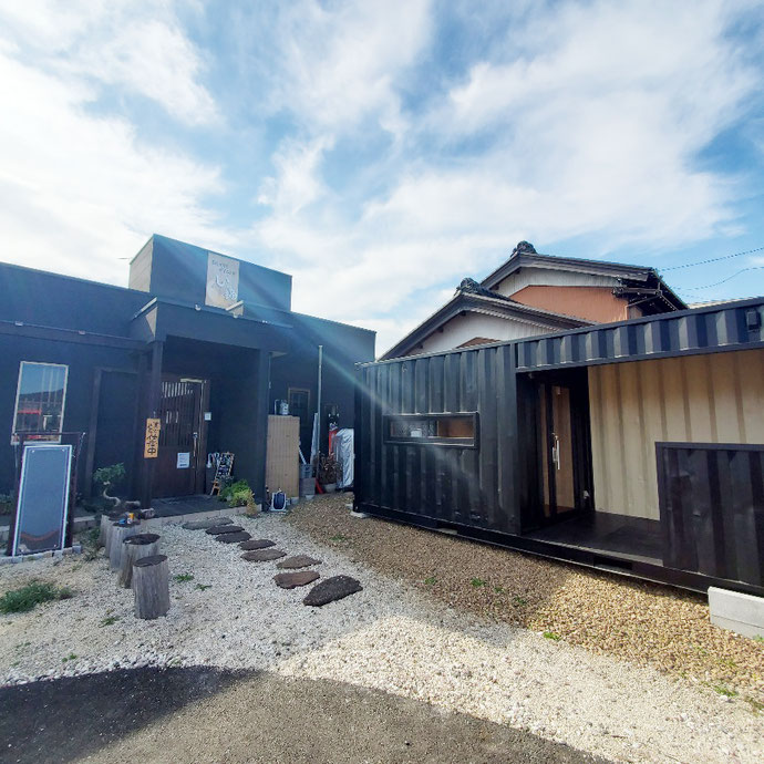 岐阜市岩地 中古コンテナ20ft店舗風改造品設置