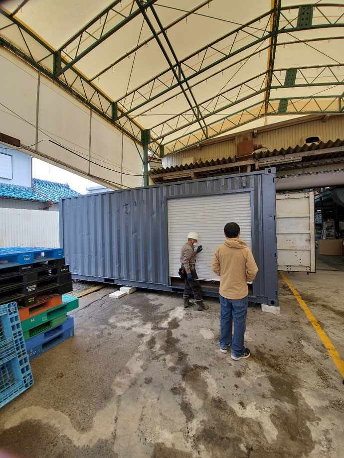 大垣市桧町 中古コンテナ20ftグレー塗装シャッター付設置