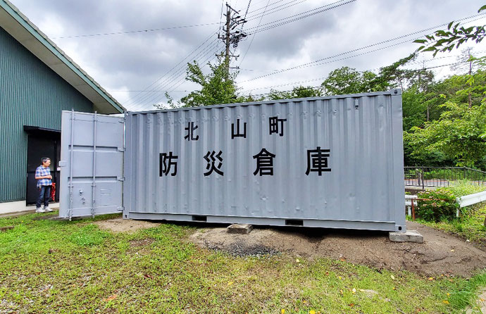 土岐市北山町 中古コンテナ20ftグレー塗装･自治会シール設置