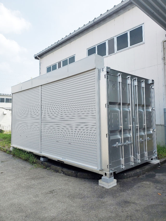 岐阜県関市 中古コンテナ20ftフルシャッター付シルバー設置