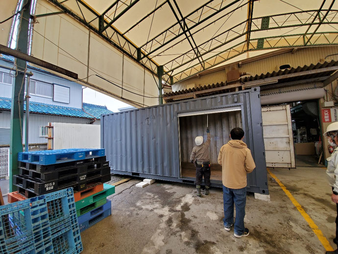 大垣市桧町 中古コンテナ20ftグレー塗装シャッター付設置